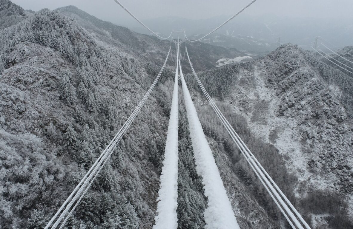 Cavi dell’alta tensione completamente ghiacciati nella provincia cinese dello Shanxi. 