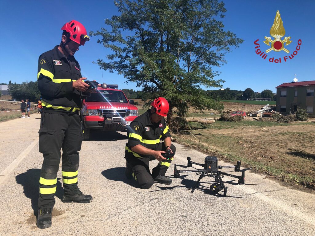 Vigili del Fuoco muniti di drone durante l’alluvione nelle Marche del 2022.