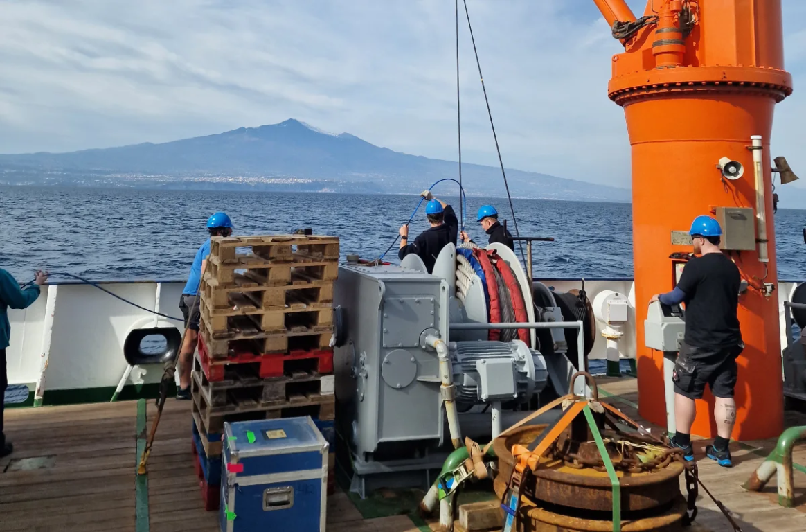 L'Etna viene costantemente monitorato per studiare il suo scivolamento nel Mediterraneo.