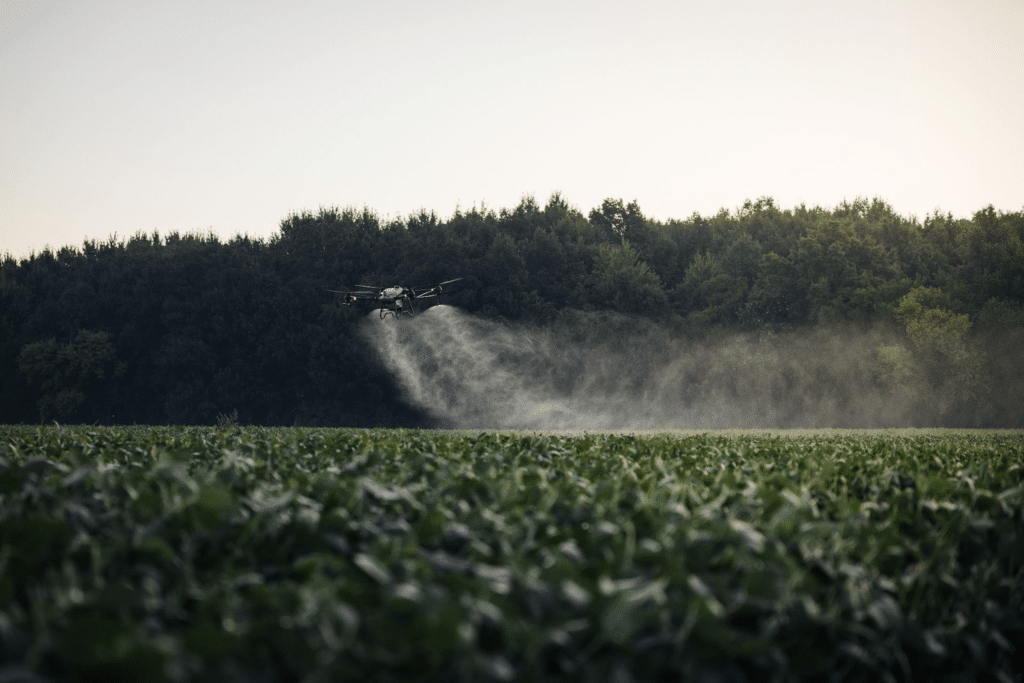 Irrigazione di un campo tramite drone.