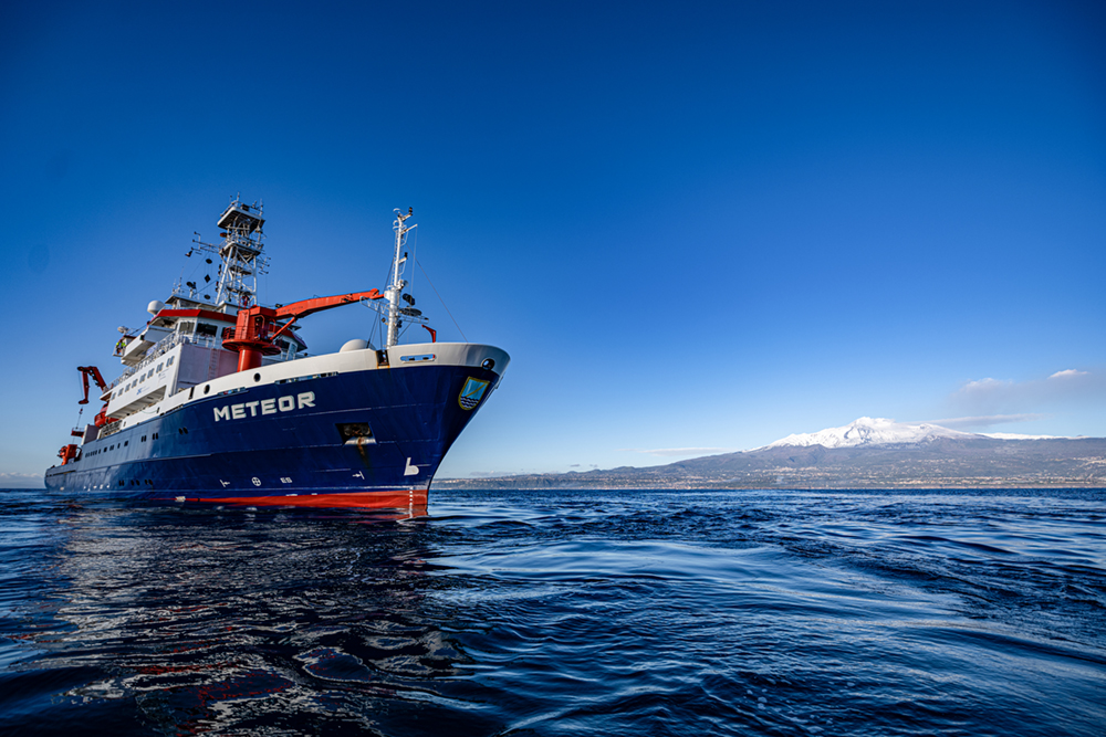 La nave da ricerca METEOR è partita per una spedizione di due settimane per studiare l'instabilità del fianco dell'Etna nel Mediterraneo.