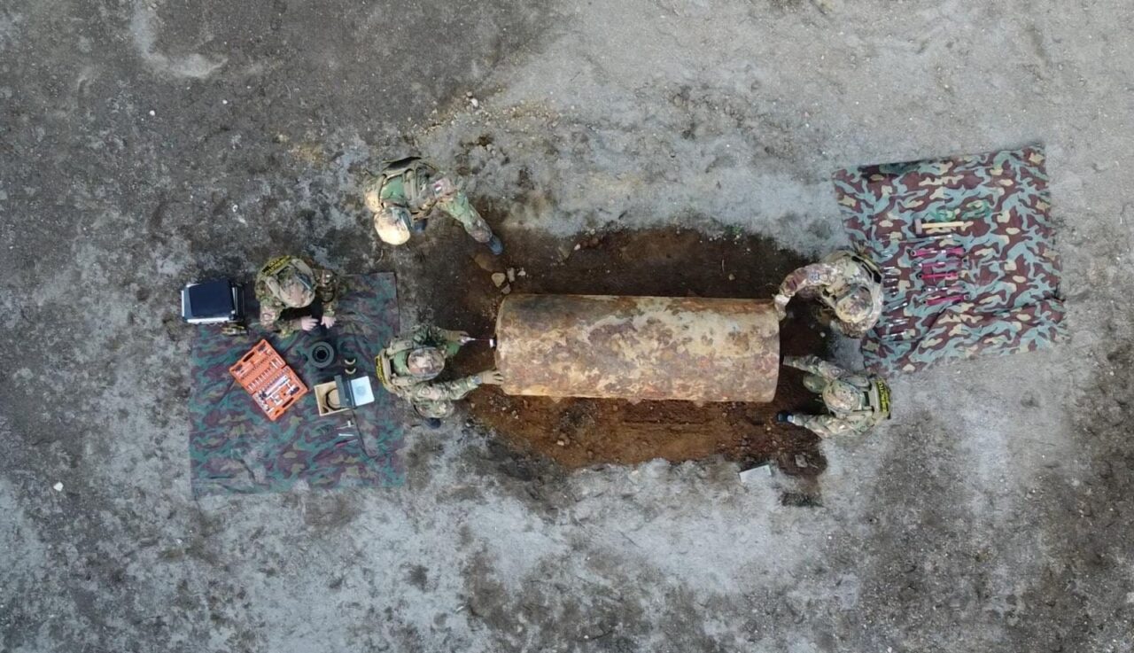 Le operazioni di disinnesco di una bomba d'aereo di circa 2.000 kg.