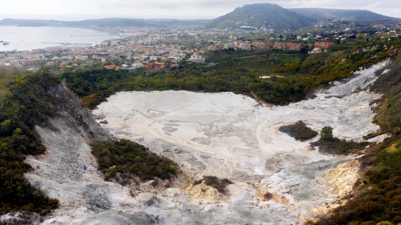 I Campi Flegrei sono una vasta area vulcanica attiva con una struttura detta “caldera”.