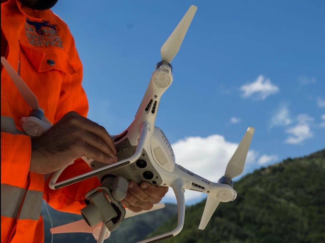 Droni termici per il monitoraggio dei Campi Flegrei: i droni termici analizzeranno particolari zone dei Campi Flegrei e di Napoli tra quelle più a rischio. I sensori saranno in grado di riportare i differenti livelli di temperatura che permetteranno agli esperti di riconoscere la presenza di perdite d’acqua, perdite d’isolamento o inefficienza strutturale.