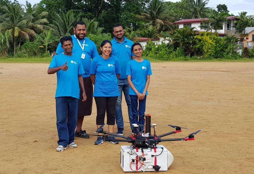 Un team di ricercatori ha sviluppato un sistema di rilascio di zanzare tramite droni per valutare l'efficacia del batterio Wolbachia nel controllo della febbre dengue. Questo approccio innovativo mira a ridurre l'incidenza di una malattia che, secondo l'Organizzazione Mondiale della Sanità, colpisce circa 390 milioni di persone ogni anno.