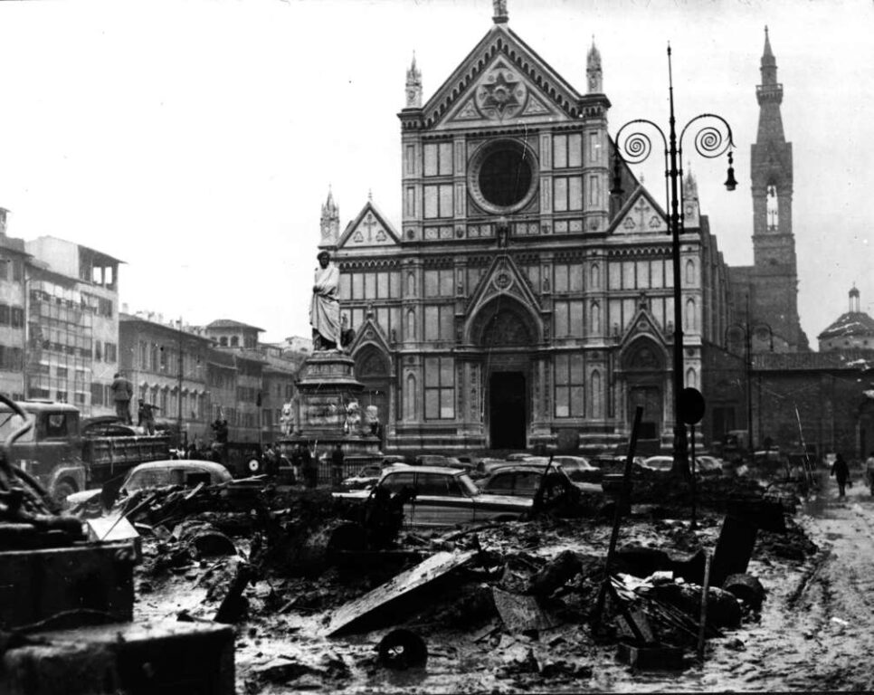 Nel 1966 l'alluvione di Firenze inflisse gravissimi danni al complesso della basilica di Santa Croce e del convento, tanto da diventare il simbolo delle perdite artistiche subite dalla città, soprattutto con la distruzione del Crocifisso di Cimabue, ma anche della sua rinascita dal fango, attraverso la capillare opera di restauro e di conservazione.