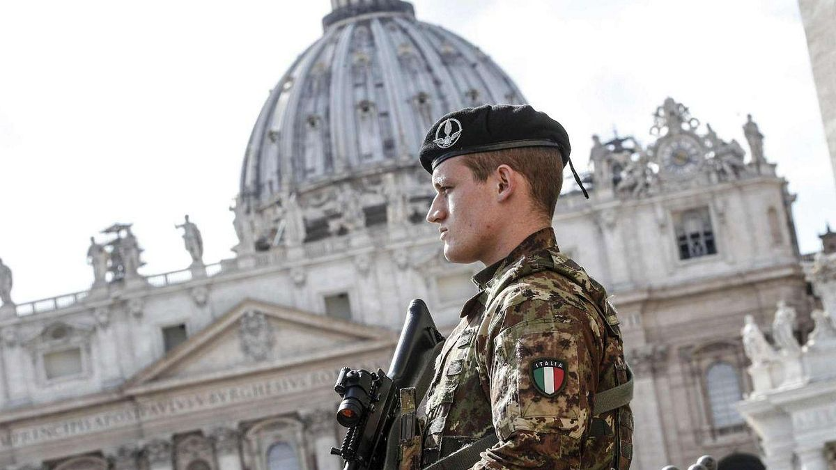 «Accoglienza, cortesia», ma anche «rigore», saranno le parole d'ordine dell'intera operazione lunga dodici mesi. Che comprenderà anche aeroporti, il porto di Civitavecchia e tutte le stazioni ferroviarie e i caselli autostradali. 