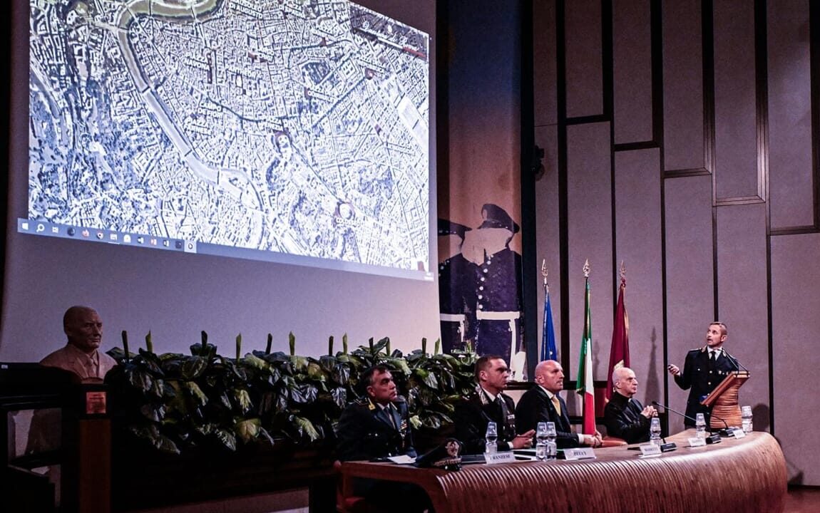 Grazie ai rinforzi assicurati dal Dipartimento della Pubblica Sicurezza sarà potenziato il dispositivo di controllo del territorio nell’arco dell’intero anno, con pattuglie dedicate, alle quali sarà affidato il controllo delle aree a ridosso delle basiliche giubilari.